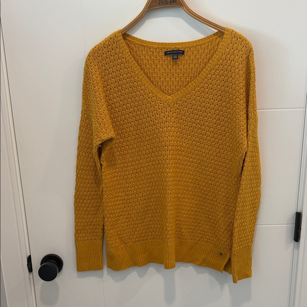 American Eagle Outfitters Yellow knit V-Neck Sweater size medium